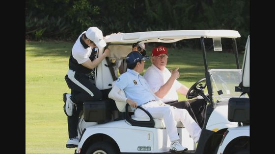 도널드 트럼프 미국 대통령과 아베 신조 일본 총리가 지난달 18일(현지시간) 플로리다 마라라고 리조트에서 골프 라운드를 하고 있다.[일본 내각홍보실 제공]