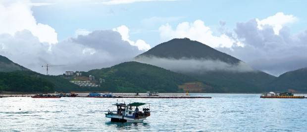 구름이 산중턱에 걸린 신비로운 모습의 개도