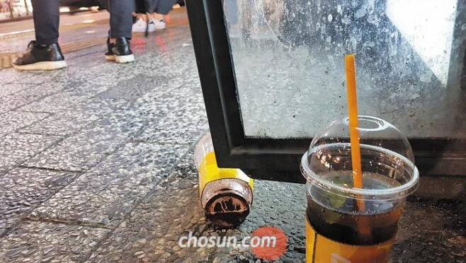 지난 6일 서울 마포구 한 버스 정류장에 일회용 커피컵이 길바닥에 버려져 있다. /허상우 기자