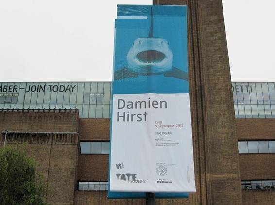 데미안 허스트의 회고전 포스터에 실린 '상어'/고영애 제공