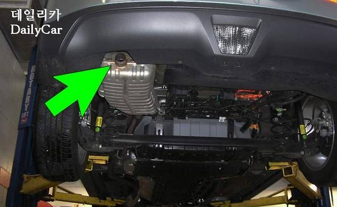 범퍼 안쪽에 감춰져 지면을 향해 있는 볼트의 배기구