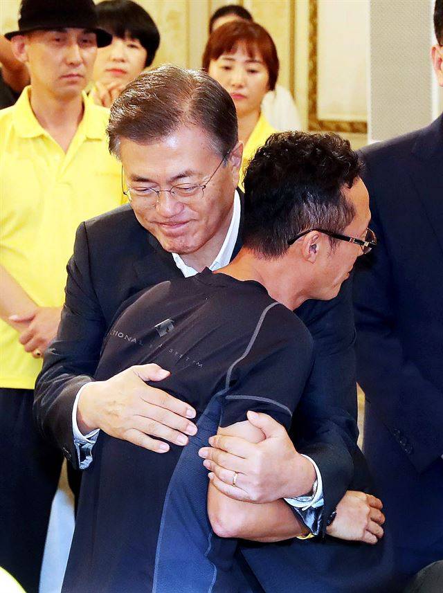 문재인 대통령이 2017년 8월 16일  청와대 영빈관에서 열린 4.16 세월호 참사 피해자 가족 초청 간담회에 참석한 가족을 안아주며 위로하고 있다.고영권기자 /2018-05-07(한국일보)