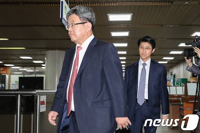 350억원대의 다스 횡령 등 혐의로 구속기소된 이명박 전 대통령의 변호인단인 강훈(왼쪽), 피영현변호사. 2018.5.3/뉴스1 © News1 성동훈 기자