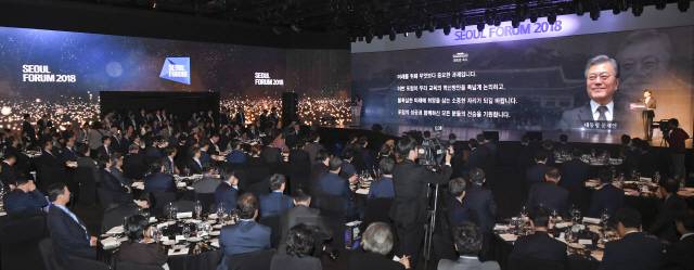 문재인 대통령이 9일 서울 장충동 신라호텔에서 ‘Eduvolution for Next Generation, 미래한국: 교육에서 길을 찾다’를 주제로 열린 ‘서울포럼 2018’에서 진성준 청와대 정무기획비서관을 통해 축사를 전하고 있다. 문 대통령은 “4차 산업혁명 시대의 핵심은 사람에 있고 시대 변화를 이끌 인재를 키우는 일이 중요한 과제”라며 규제 개혁에 초점을 맞췄던 집권 1년차와 달리 앞으로는 인재육성을 통해 4차 산업혁명을 속도감 있게 추진하겠다는 점을 시사했다.   /권욱기자