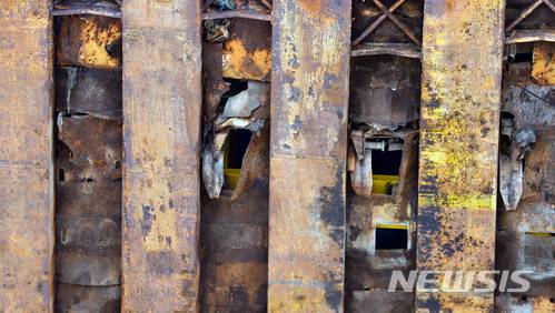 【목포=뉴시스】류형근 기자 = 10일 오후 12시10분께 전남 목포시 목포신항에서 옆으로 누워 있었던 세월호 직립에 성공한 가운데 좌현 부분이 찌그러지고 구부러져 있다. 2018.05.10.  hgryu77@newsis.com