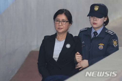 【서울=뉴시스】권현구 기자 = '국정농단' 최순실이 지난 4일 오전 서울 서초구 서울고등법원에서 열린 '국정농단 사건' 항소심 5차공판에 출석하고 있다. 2018. 05.04. stoweon@newsis.com