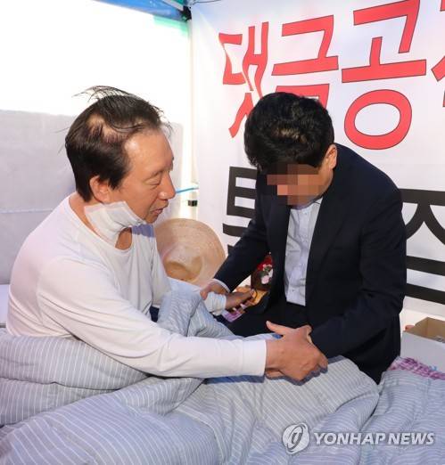 김성태 단식농성장 방문한 폭행범 아버지 (서울=연합뉴스) 김주형 기자 = 자유한국당 김성태 원내대표를 때린 혐의로 구속된 김 모씨의 아버지가 10일 오전 국회 본청 앞 김 원내대표 단식농성장을 방문해 김 원내대표에게 용서를 구하고 있다.     kjhpress@yna.co.kr