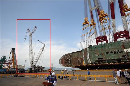세월호 철제 빔 제거할 장비      (목포=연합뉴스) 정회성 기자 = 세월호 선체직립 계약사인 현대삼호중공업은 10일 직립 작업을 완료함에 따라 세월호를 감싼 철제 빔 66개 중 세월호 왼쪽에 설치된 수평빔 33개를 제거하는 작업을 할 예정이다. 사진 왼쪽이 철제 빔 제거 작업에 쓰일 600t급 크롤러. 2018.5.10