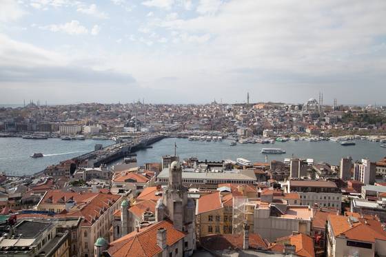 갈라타 탑 전망대에서 내려다본 이스탄불 도심. 갈라타 다리를 건너면 아야 소피아, 톱카프 궁전 같은 이스탄불이 자랑하는 세계적인 문화유산이 많지만 골목골목을 누비며 현지인의 일상을 엿보는 재미도 쏠쏠하다.