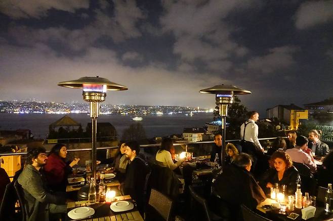 이스탄불을 여행한다면 보스포러스 해협이 잘 보이는 레스토랑에서 저녁식사를 해봐야 한다.