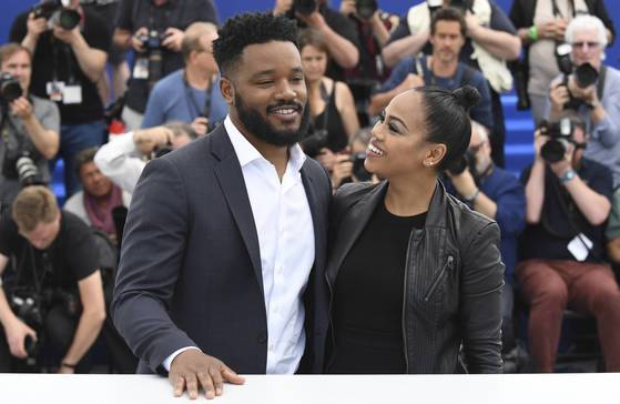 10일(현지시간) 라이언 쿠글러 감독이 아내 지지 에반스와 칸영화제 취재진 앞에서 포즈를 취하고 있다. [AP=연합뉴스]