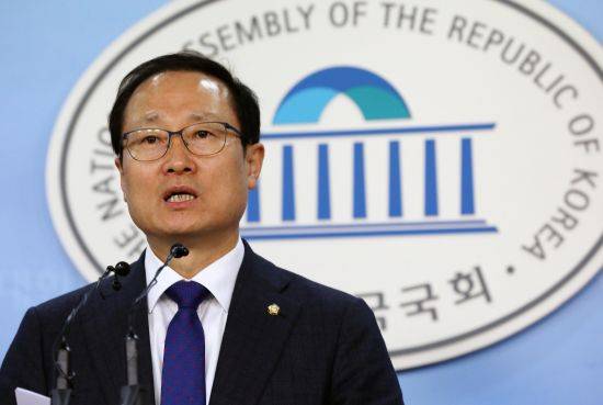 더불어민주당 새 원내대표로 선출된 홍영표 의원. 뉴시스