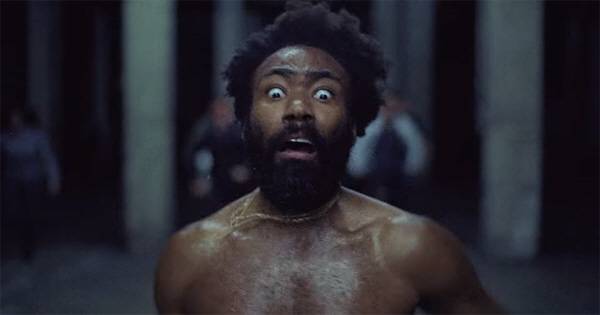 뮤직비디오 종반부의 한 장면. 차일디시 감비노는 누군가로부터 쫓기며 어둠 속을 달려나간다.  ⓒDonald Glober