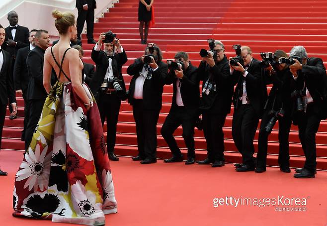 배우 앰버 허드가 제71회 칸 국제영화제 ‘쏘리 앤젤’ 레드카펫에 섰다. 게티이미지코리아