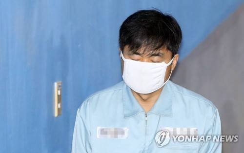 법정 향하는 진경준 전 검사장 (서울=연합뉴스) 한종찬 기자 = 넥슨으로부터 120억원대 '공짜주식'을 받은 혐의로 구속기소된 진경준 전 검사장이 11일 오전 서울고등법원에서 열린 파기환송심 선고 공판에 출석하고 있다.     saba@yna.co.kr