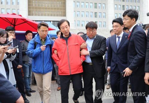 단식농성장 나서는 김성태 (서울=연합뉴스) 김주형 기자 = '드루킹 특검'을 요구하며 국회 앞에서 9일째 단식농성을 이어가고 있는 자유한국당 김성태 원내대표가 11일 오후 열린 자유한국당 의원총회의 결정으로 천막을 나서 병원으로 향하고 있다.       kjhpress@yna.co.kr