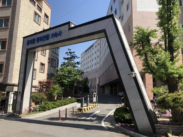 한국사학진흥재단이 서울 서대문구와 함께 손잡고 2014년 전국 최초로 서대문구 홍제동에 문을 연 행복기숙사 1호. 주민들은 처음 기숙사 건립을 반대했지만 5년 동안 대학생들 때문에 발생한 문제는 없었으며 오히려 청년들이 늘면서 세탁소를 비롯한 가게들이 매출도 늘고, 기숙사 내 구내식당, 운동시설, 주차장을 이용할 수 있어 좋아졌다고 입을 모았다. 이영석 인턴기자