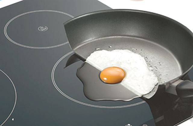 인덕션레인지에 날 계란을 올리자, 그냥 상판 윗부분의 계란 절반은 그대로지만, 금속 프라이팬 위의 나머지 계란은 금방 익었다. 아에게(AEG)제공