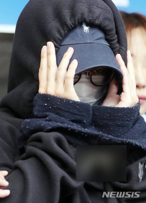 【서울=뉴시스】고승민 기자 = 홍익대학교 회화 수업 도중 남성 모델의 나체 사진을 촬영해 인터넷에 유출한 혐의를 받고 있는 20대 모델 안모(25, 여)씨가 구속 전 피의자심문(영장실질심사)을 받기 위해 12일 오후 서울 마포경찰서를 나서 서부지법으로 향하고 있다. 2018.05.12. kkssmm99@newsis.com