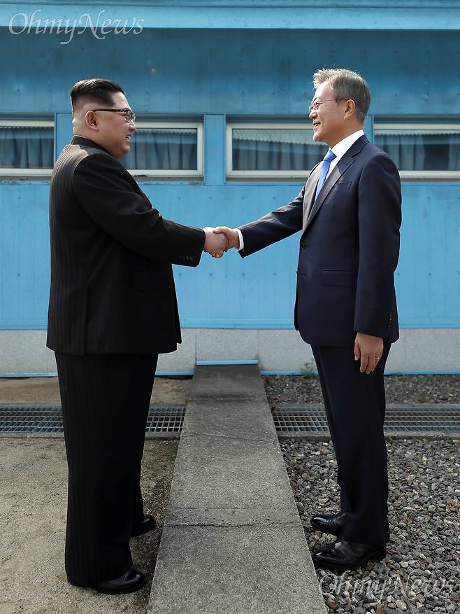2018 남북정상회담이 열리는 27일 오전 판문점 군사분계선을 사이에 두고 문재인 대통령과 김정은 국무위원장이 첫 만남을 하고 있다. ⓒ한국공동사진기자단