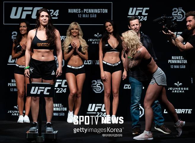 ▲ 맥켄지 던이 계체를 초과했다. 아만다 쿠퍼는 놀란 제스처를 취하며 던을 비꼬았다.