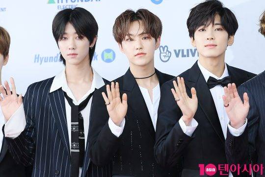 그룹 세븐틴 디에잇, 호시, 원우가 12일 오후 서울 마포구 상암동 월드컵경기장에서 열린 ‘2018 드림콘서트’ 포토월에 참석해 포즈를 취하고 있다.