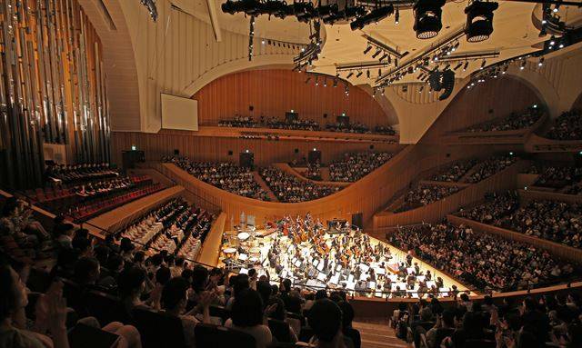 롯데콘서트홀은 기획 공연 때 시야방해석을 정가의 70% 가격에 제공한다. 안전바로 시야가 가려지지만, 음향은 주변 좌석과 동일하다. 롯데콘서트홀 제공