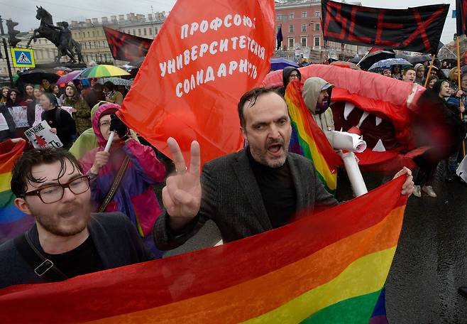 비가 내린 지난 1일 러시아 상트 페테르부르크에서 LTBP 운동가들이 퍼레이드를 하고 있다. [AFP=연합뉴스]