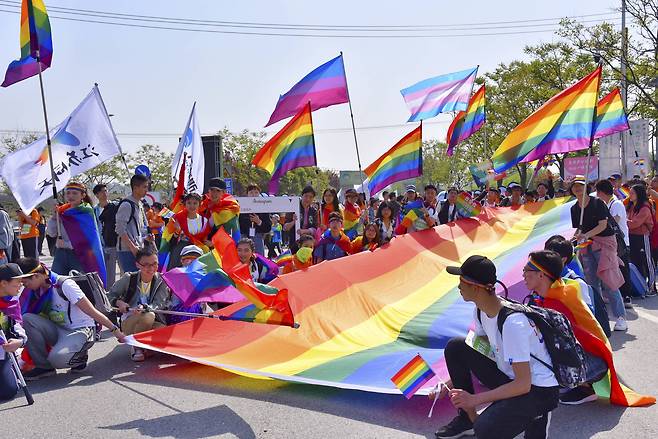 4월 15일 중국 난징에서 열린 성소수자 퍼레이드인 '레인보우 마라톤'에 참가한 시민들이 무지개 깃발을 들고 퍼포먼스를 하고 있다.[AP=연합뉴스]