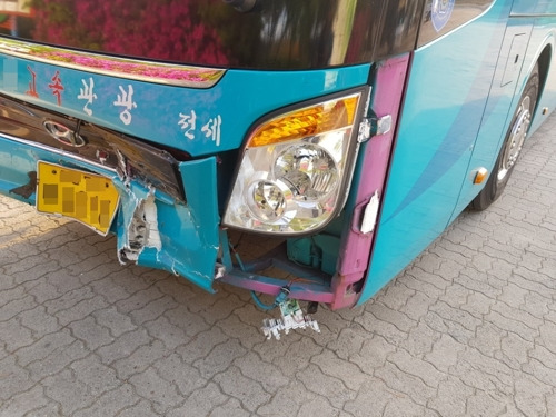 반달가슴곰과 사고로 파손된 버스 [양동환 씨 제공]
