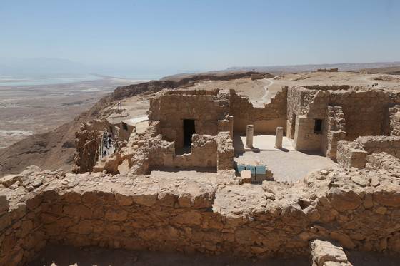 이스라엘 동남부의 마사다(헤브루어로 요새라는 의미) 유적. 로마군에 포로가 되지 않기 위해 죽음으로 저항한 고대 유대인들의 처절한 정신력을 보여주는 곳이다. 오늘달 이스라엘군 특수부대 신병들의 군인 선서 장소로 쓰인다. [중앙포토]