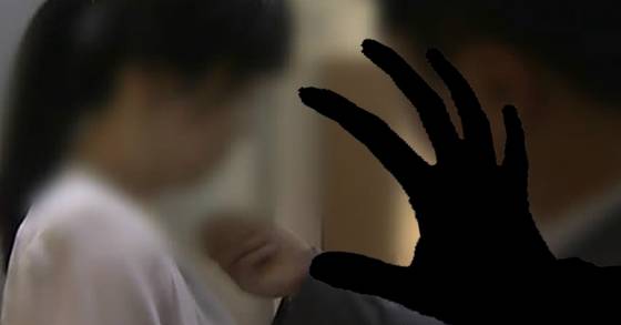 법무부 고위 간부의 '나쁜 손'은 옆에 앉아 있던 젊은 여성 검사의 허리와 엉덩이로 향했다. [중앙포토ㆍ연합뉴스]