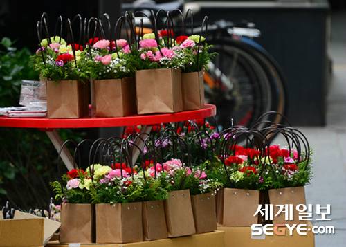 서울 시내의 한 꽃 가게 앞에 카네이션을 파는 판매대가 설치돼 있다. 사진=김경호 기자.