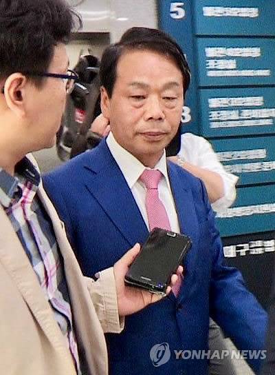 법원으로 향하는 이완영 (대구=연합뉴스) 이강일 기자 = 14일 오후 정치자금법 위반 혐의로 불구속 기소된 이완영 자유한국당 의원이 재판을 받기 위해 대구지방법원으로 들어가며 취재진의 질문을 받고 있다.     leeki@yna.co.kr