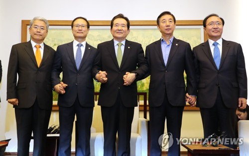 손은 잡았지만... (서울=연합뉴스) 최재구 기자 = 정세균 국회의장과 여야 교섭단체 원내대표들이 14일 국회의장실에서 열린 정례회동에서 손을 잡고 사진촬영을 하고 있다. 왼쪽부터 바른미래당 김동철, 더불어민주당 홍영표, 정세균 국회의장, 자유한국당 김성태, 평화와 정의 노회찬 원내대표.  2018.5.14      jjaeck9@yna.co.kr