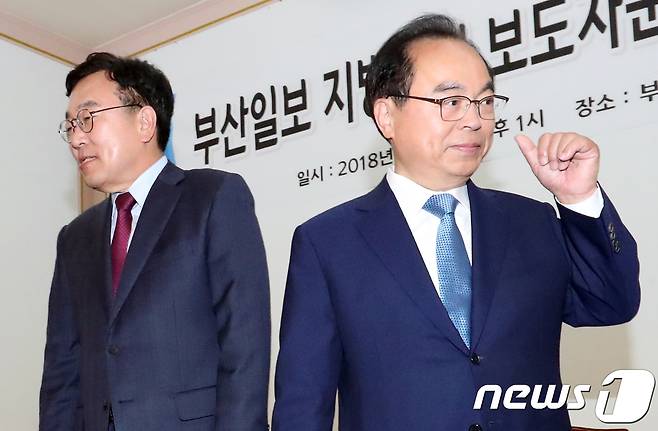 서병수 자유한국당 부산시장 예비후보(왼쪽), 오거돈 더불어민주당 부산시장 예비후보가 15일 오후 부산 동구 부산일보 대강당에서 열린 '부산일보 지방선거 보도자문단 초청 시장 후보 토론회'에서 악수를 나누고 돌아서고 있다. 2018.5.15/뉴스1 © News1 여주연 기자