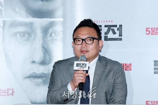 이해영 감독이 영화 ‘독전’ 언론시사회에 참석해 질의 응답 시간을 갖고 있다. /사진=지수진 기자