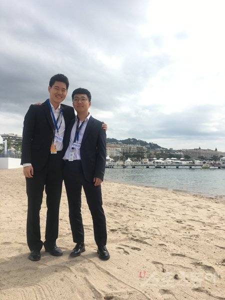 제71회 칸 국제영화제 비평가주간에 초청된 ‘모범시민‘의 연출을 맡은 김철휘 감독(오른쪽)과 주연배우 윤세현. 불법 경마장에서 벌어지는 일을 다룬 11분52초 분량의 단편영화를 칸에서 소개해 주목받고 있다. 칸(프랑스)｜이해리 기자 gofl1024@donga.com