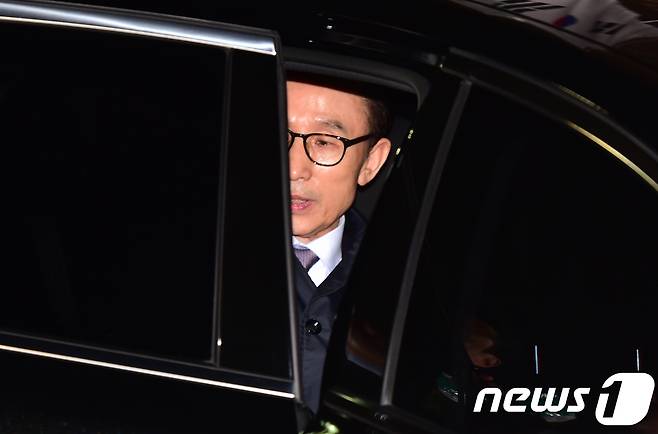 뇌물수수 등의 혐의로 구속영장이 발부된 이명박 전 대통령이 서울 강남구 논현동 자택을 나서 검찰 차량에 탑승하고 있다. 2018.3.23/뉴스1 ' © News1 이광호 기자