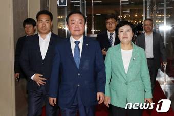 민주평화당은 16일 '5.18 추경안' 처리의 내용·절차상 문제제기를 위해 정세균  의장실을 방문했다. 2018.5.16/뉴스1 © News1 안은나 기자