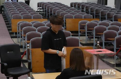 【서울=뉴시스】임태훈 기자 =이명박 전 대통령의 첫 공판을 한 주 앞둔 16일 오전 서울 서초구 서울회생법원 1호 법정에서 열린 '다스 의혹' 이명박 전 대통령 1차 공판 방청권 응모 및 추첨식에 한 시민이 참석하고 있다. 2018.05.16. taehoonlim@newsis.com