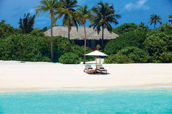 눈부시게 푸른 옥빛 바다와 어우러진 순백의 비치를 배경으로 잊지 못할 추억을 만들어보자. (사진=몰디브 카페 제공)