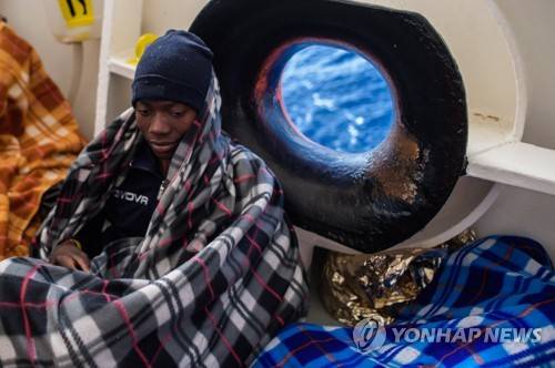 난민구조 NGO 'SOS 메디테라네'가 구조한 리비아 난민들 [EPA=연합뉴스 자료사진]