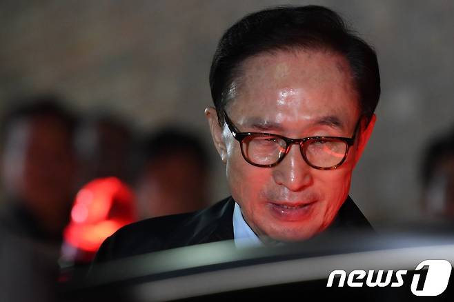검찰이 다스(DAS)의 실소유주로 350억원의 비자금을 횡령하고, 110억원대 뇌물을 받은 혐의로 구속된 이명박 전 대통령