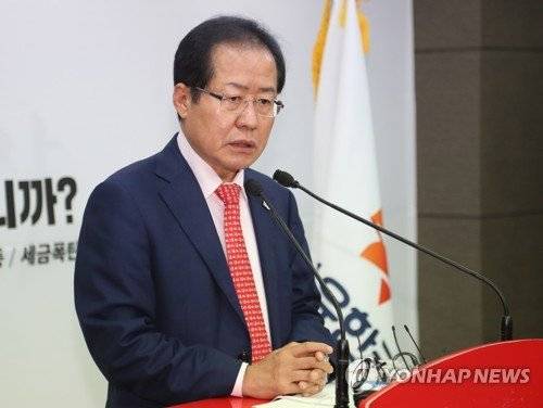 자유한국당 홍준표 대표가 17일 서울 여의도 당사에서 열린 미북정상회담 관련 공개서한 발표에서 발언하고 있다.
