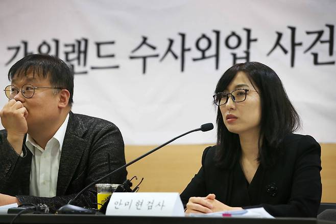 안미현 검사(오른쪽)가 15일 서울 서초동 변호사 교육문화관에서 강원랜드 수사외압 사건 수사에 관한 기자회견을 하고 있다. 오종택 기자