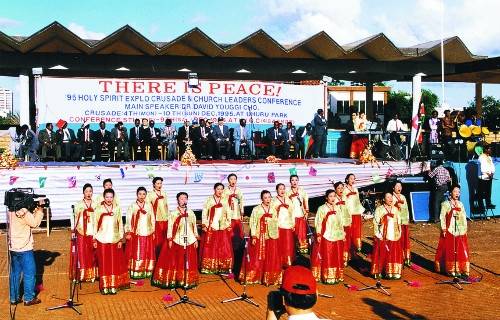 1995년 12월 케냐 나이로비에서 열린 ‘조용기 목사 초청 아프리카 성령폭발 대성회’ 현장. 여의도순복음교회 제공