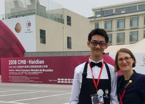 3년째 CMB 심사위원으로 활약중인 에이미 라제인(오른쪽)과 심사팀 와인을 서빙한 중국인 소믈리에 제이슨