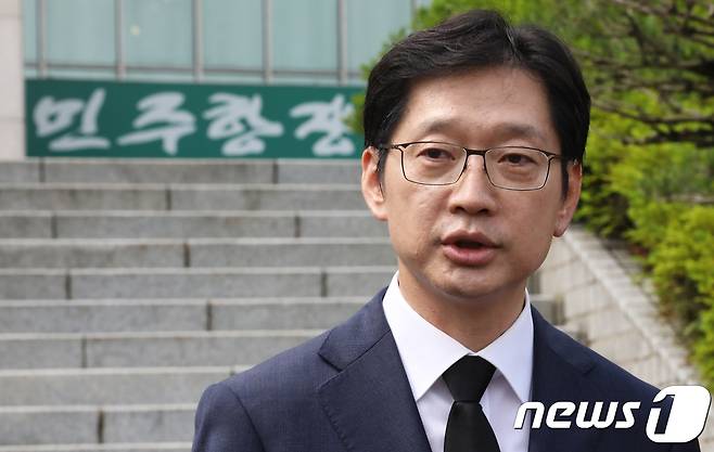 김경수 더불어민주당 경남지사 예비후보가 18일 오전 부산 중구 부산민주공원에서 참배를 마친 후 취재진과 인터뷰를 하고 있다. 2018.5.18/뉴스1 © News1 여주연 기자