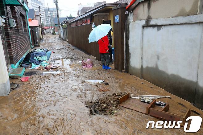 18일 밤사이 폭우가 내린 강원도 평창 한 골목길이 침수돼 어수선한 모습이다. 이날 면온(평창)에는 새벽까지 149㎜가 내려 하천이 범람하며 대관령면 일대 주택 곳곳이 침수됐다. 주민들은 대관령면사무소 등 대피소로 피신했다. 2018.5.18/뉴스1 © News1 고재교 기자